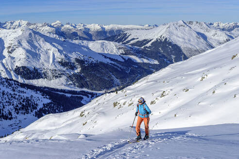 Österreich, Tirol, Einsame Skifahrerin in den Tuxer Alpen - ANSF00213