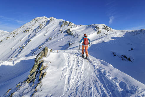 Österreich, Tirol, Einsame Skifahrerin in den Tuxer Alpen - ANSF00214