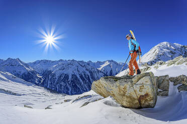Österreich, Tirol, Einsame Skifahrerin bewundert schneebedeckte Landschaft in den Zillertaler Alpen - ANSF00219