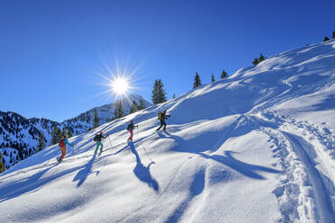 Österreich, Tirol, Gruppe von Skifahrern, die in einer Reihe über den Großen Galtenberg fahren - ANSF00222