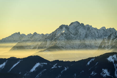 Österreich, Tirol, Wiedersberger Horn in der nebligen Abenddämmerung - ANSF00228