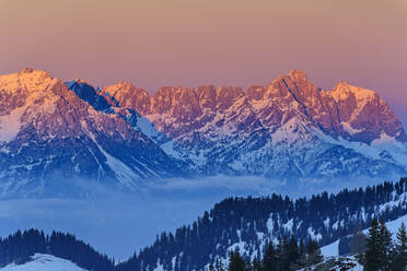 Österreich, Tirol, Wiedersberger Horn in der nebligen Abenddämmerung - ANSF00229