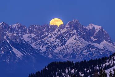 Austria, Tyrol, Yellow moon rising over Wiedersberger Horn at dusk - ANSF00230