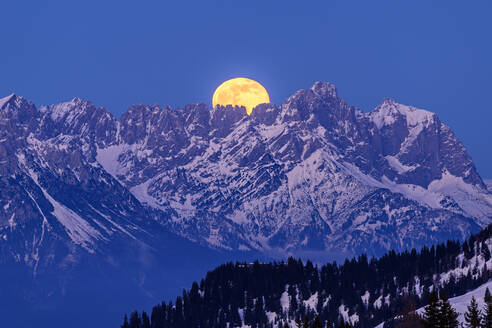 Österreich, Tirol, Gelber Mond über Wiedersberger Horn in der Abenddämmerung - ANSF00230