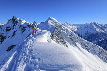 Österreich, Tirol, Wanderin auf dem Gipfel des Innerer Falk - ANSF00234