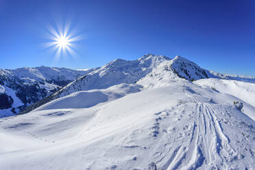 Österreich, Tirol, Sonnenschein über dem schneebedeckten Gipfel des Kleinen Gamsstein - ANSF00239