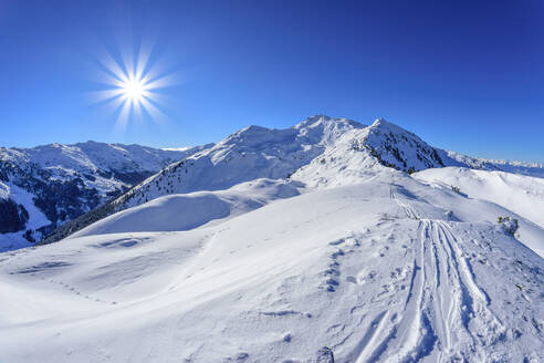 Österreich, Tirol, Sonnenschein über dem schneebedeckten Gipfel des Kleinen Gamsstein - ANSF00239