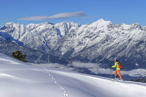 Österreich, Tirol, Skifahrerin auf schneebedeckter Piste in den Tuxer Alpen - ANSF00241