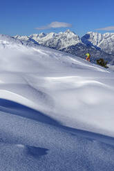 Österreich, Tirol, Skifahrerin auf schneebedeckter Piste in den Tuxer Alpen - ANSF00243
