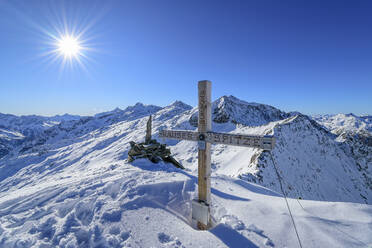 Österreich, Tirol, Sonnenschein über dem Gipfelkreuz in den Zillertaler Alpen - ANSF00245