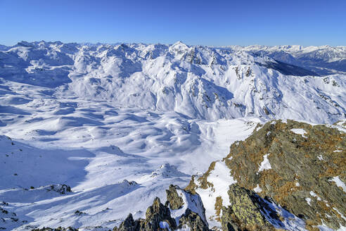 Österreich, Tirol, Blick auf das schneebedeckte Zillertal - ANSF00247