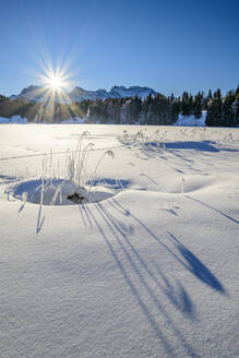 Deutschland, Bayern, Sonnenaufgang über schneebedecktem See in den bayerischen Alpen - ANSF00253