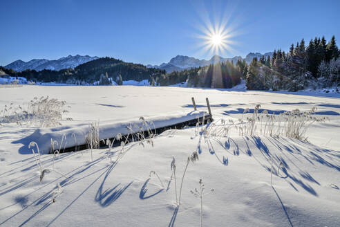 Deutschland, Bayern, Sonnenaufgang über schneebedecktem See in den bayerischen Alpen - ANSF00255