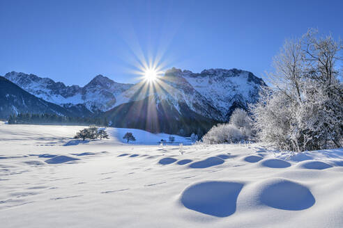 Deutschland, Bayern, Sonnenaufgang über schneebedecktem See in den bayerischen Alpen - ANSF00256