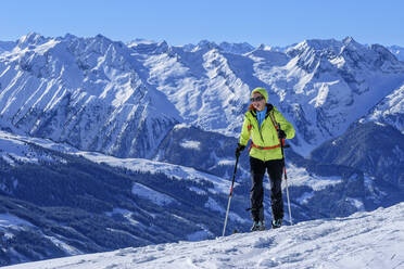 Österreich, Tirol, Skifahrerin in den Kitzbüheler Alpen - ANSF00257