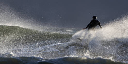 Surfer beim Surfen im Meer im Urlaub - ALRF01985