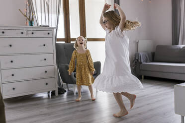 Schwestern genießen den Tanz im Wohnzimmer zu Hause - VIVF00343