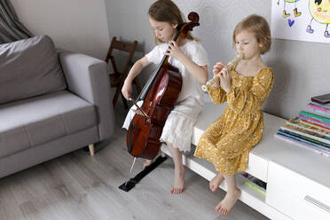 Schwestern spielen zu Hause Musikinstrumente - VIVF00357