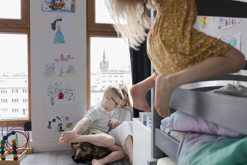 Kinder spielen im Spielzimmer zu Hause - VIVF00382