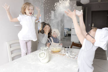 Verspielte Kinder, die sich in der Küche mit Mehl vergnügen - VIVF00407