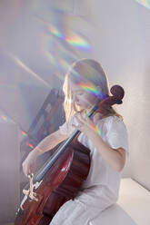 Mädchen spielt zu Hause Cello - VIVF00412