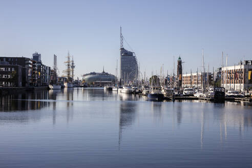 Deutschland, Bremen, Bremerhaven, Boote im Havenwelten-Hafen - EVGF04260