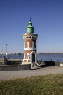 Deutschland, Bremen, Bremerhaven, Außenansicht des Leuchtturms Pingelturm - EVGF04261