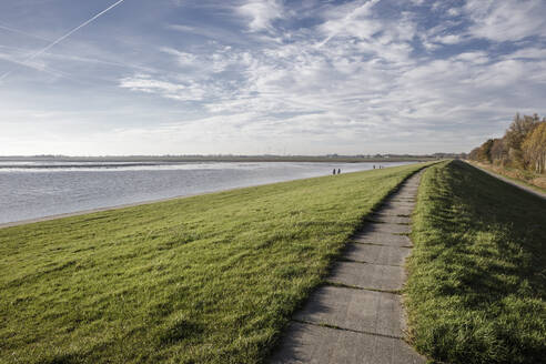 Deutschland, Niedersachsen, Wilhelmshaven, Leerer Fußweg am Ems-Jade-Kanal - EVGF04264