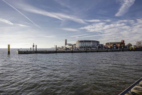 Deutschland, Niedersachsen, Wilhelmshaven, Blick auf das Küstenaquarium am Helgolandkai - EVGF04266