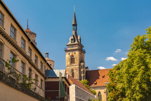 Turm der Stiftskirche unter blauem Himmel, Stuttgart, Deutschland - TAMF03889