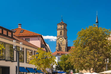 Evangelische Stiftskirche in der Stadt an einem sonnigen Tag, Stuttgart, Deutschland - TAMF03890