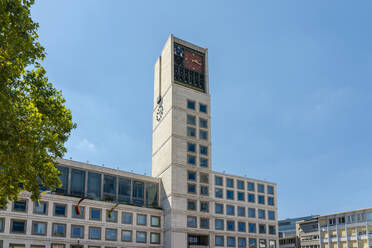 Stuttgarter Rathaus mit Uhrenturm an einem sonnigen Tag, Stuttgart, Deutschland - TAMF03891