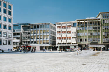Rathaus und moderne Gebäude am Stadtplatz, Stuttgart, Deutschland - TAMF03893