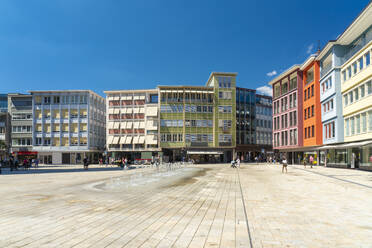 Rathaus und moderne Gebäude am Stadtplatz an einem sonnigen Tag, Stuttgart, Deutschland - TAMF03894