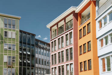Bunte Gebäude an einem sonnigen Tag, Stuttgart, Deutschland - TAMF03895