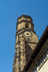 Evangelische Stiftskirche unter blauem Himmel an einem sonnigen Tag, Stuttgart, Deutschland - TAMF03896