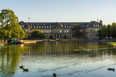 Neues Schloss vor dem Eckensee an einem sonnigen Tag, Stuttgart, Deutschland - TAMF03897