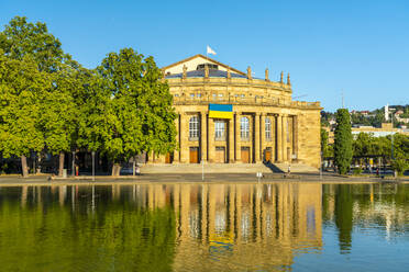 Spiegelung des Staatstheaters im Wasser an einem sonnigen Tag, Stuttgart, Deutschland - TAMF03898