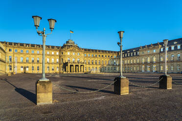 Neues Schloss unter blauem Himmel an einem sonnigen Tag, Stuttgart, Deutschland - TAMF03899