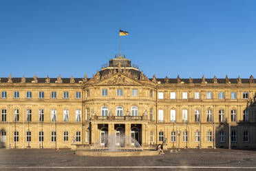 Neues Schloss mit Springbrunnen an einem sonnigen Tag, Stuttgart, Deutschland - TAMF03900