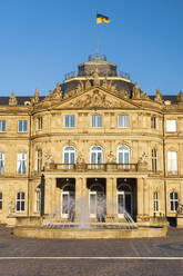 Neues Schloss mit Springbrunnen unter blauem Himmel, Stuttgart, Deutschland - TAMF03901