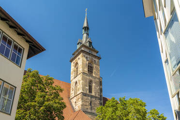 Turm der Stiftskirche unter blauem Himmel, Stuttgart, Deutschland - TAMF03904