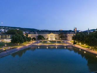 Neues Schloss vor dem Eckensee bei Nacht, Stuttgart, Deutschland - TAMF03905