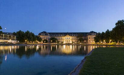 Neues Schloss vor dem Eckensee unter nächtlichem Himmel, Stuttgart, Deutschland - TAMF03906