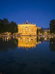 Spiegelung des Stuttgarter Staatstheaters im Wasser bei Nacht, Stuttgart, Deutschland - TAMF03907