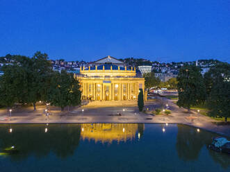 Spiegelung des Stuttgarter Staatstheaters im Wasser bei Nacht, Stuttgart, Deutschland - TAMF03908