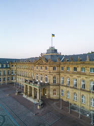 Neues Schloss mit deutscher Flagge unter Himmel bei Sonnenuntergang, Stuttgart, Deutschland - TAMF03909