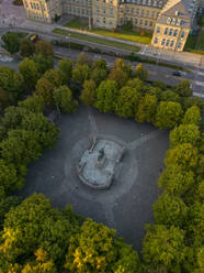 Drohnenansicht des König-Karl-Denkmals inmitten von Bäumen, Stuttgart, Deutschland - TAMF03911