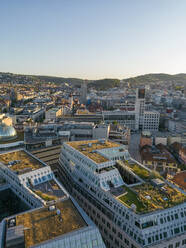 Moderne Gebäude in der Stadt unter dem Himmel bei Sonnenuntergang, Stuttgart, Deutschland - TAMF03913