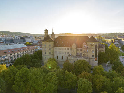 Drohnenansicht des alten Schlosses bei Sonnenuntergang, Stuttgart, Deutschland - TAMF03915